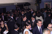 【写真上】左はピレリ（株）のロベルト・リギ社長。中央は、ゲストとして招かれたスーパーモデルの冨永愛さん。彼女の姿は6月に登場する。【写真下】発表会会場には多くの関係者が詰めかけた。