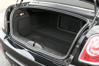 「ロードスター」の荷室容量は幌の開閉状態にかかわらず240リッターが確保される。