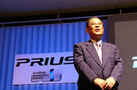 挨拶をする、トヨタ自動車の張富士夫社長