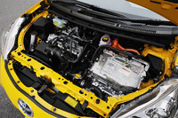 「トヨタ・アクア」の心臓部。自慢の燃費は、最もシンプルなグレード「L」が40.0km/リッター（10・15モード値）で、より上級の「S」「G」は37.0km/リッター。JC08モードでは、グレード問わず35.4km/リッターとなる。