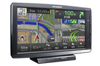 ポータブルタイプの「楽ナビ」は埋め込み型ほどの違いはなく、基本的に従来モデルのマイナーチェンジ。ナビ画面に触れずに手を右から左へ、左から右へ動かせば地図スケールが切り替わるなどの「エアージェスチャー機能」を最大の特徴とする。写真の「AVIC-MRP900」はフルセグ地デジチューナーを装備する7V型モニター仕様のトップモデル。この下にTVチューナーをワンセグとした7V型の「AVIC-MRP700」と同じ内容で6.1V型とした「AVIC-MRP600」がラインナップを組む。価格はいずれもオープンで11月上旬の発売予定。