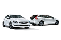 ボルボの「S60 D4 ダイナミックエディション」（写真左）および「V60 D4 ダイナミックエディション」。