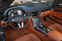 インテリアデザインは「SLS AMG（クーペ）」と共通。