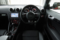 ブラックとシルバーで統一されたインテリア。HDDカーナビは標準装備される。