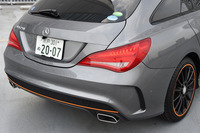 リア周り。同様に、オレンジのラインで飾られる。