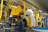 「S660」のエンジンを取り付けるために設けられた作業台。他の車種では下からエンジンを固定するのに対し、「S660」では下から差し入れられたエンジンを上から固定する形となるので、こうした台が必要となる。
    