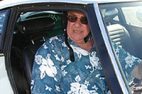 
	「シートベルトが締められるかな？」と不安顔なのは、1968年SCCAプロダクションCクラスで2000GTを駆り、シリーズ3位にランクされたスクーター・パトリック氏。ちなみにアメリカでのチューナー／エントラントは、1959年ルマンのウイニングドライバーであり、シェルビー・コブラの生みの親として知られるアメリカン・レーシング界のドン、キャロル・シェルビー率いるシェルビー・アメリカンだった
	 