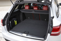 荷室の容量は、標準状態（写真）で470リッター。後席を倒すことで、最大1490リッターにまで拡大できる。