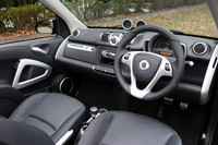 インテリアには、BRABUS専用デザインのトリップコンピューター付きメーターパネル、センターアームレスト、アルミ製のシフトレバーやパーキングブレーキレバーが備わる。