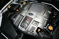 専用の可変バルブタイミング機構やピストン形状が採用された2.5リッターフラット4ターボ。VDCにも専用チューニングが施される。