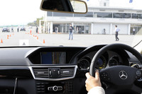 室内から標的を見たところ。この後、標的はパタンと倒れ、車両とは接触しないプログラムになっているが、体感的にかなりギリギリになっても最大制動力の自動緊急ブレーキは作動しない。