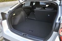 ラゲッジルームの容量は502リッター。「E」グレードではトノカバーは備わらない。