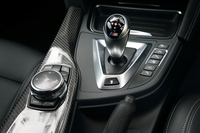 「M4クーペ」のセンターコンソール。シフトの横に備わるのが走行モードの切り替えスイッチだ。ここで、ドライバーが設定した走行モードを記憶し、ワンタッチで呼び出せるステアリングスイッチも備わる。
    