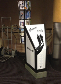 デュッセルドルフで。ホテルの地下にあるカラオケラウンジの看板。
    
    