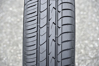 既存の「トランパスmpZ」（右がアウト側）のトレッド面には「Z」型の溝が刻まれている。