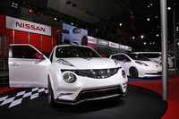 日産ブースのステージ上に並んだ「ジューク」と「リーフ」の「NISMO CONCEPT」。