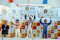 GT500クラス決勝レース2の入賞者たち。写真左から、柳田真孝（No.46 S Road MOLA GT-R）、 伊沢拓也 （No.100 RAYBRIG HSV-010）、金石年弘 （No.17 KEIHIN HSV-010）。