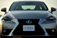 レクサスのデザインアイコン「スピンドルグリル」が印象的なフロントビュー。ヘッドランプユニットから独立したL字型クリアランスランプが採用された。