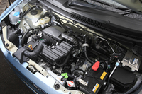 「F」のエンジンはトランスミッションごとに仕様が異なり、MT車にはバンと同じ49ps／5.9kgmの仕様が、5AGS車には他の乗用モデルと同じ52ps／6.4kgmの仕様が搭載される。
    