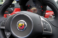 オーディオコントローラー付スポーツレザーステアリングやメーターパネルは、アバルト専用装備。
	写真をクリックするとステアリングのアップが見られます。