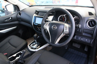 「NP300ナバラ」のインテリア。複雑な意匠のインストゥルメントパネルやアルミ調の加飾パーツなどにより、乗用車ライクな雰囲気でまとめられている。
    