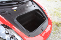 ノーズ下には意外なほど深いラゲッジルームが用意されている。容量は150リッター。