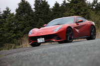 「F12ベルリネッタ」の価格は、「599」よりも“わずかに”30万円高い3590万円。日本市場でも人気が高く、納車までには1年以上待たされるという。