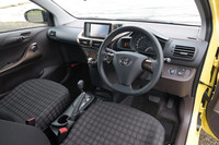 試乗車は、特別仕様車の“＋（プラス）”。内装が「キャメルゴールド」のパネル類で飾られる。写真のHDDナビは、32万2350円のディーラーオプション。