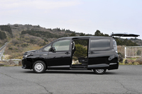 新開発の低床フラットフロアの採用により、全高を1825mm（従来型比－25mm）に抑えながら、1400mmという室内高（同＋60mm）を実現した。大きく開くスライドドア（スライド量は805mm）も自慢。