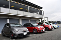 試乗会場に並べられた、アバルトとフィアットの「500」シリーズ。フィアットで2車種、アバルトで5車種と、ひとつの車形でこれほど多くのモデルがラインナップされる例はめずらしい。