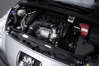 搭載するのは、ライバルであるMINIのクーパーSと同じエンジン。スペックも同じだ。