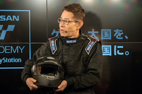 加藤茶さんはレーシング姿で登場。