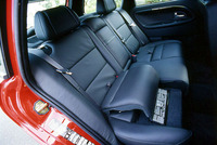 「ファミリーパッケージ」で装着される、インテグレーテッドチャイルドクッション。座面の一部が写真のように持ち上がり、幼児から小学校低学年までが使用できるチャイルドシートになる。