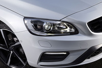 今回の改良では、新たに「フル・アクティブ・ハイビーム」が採用された。対向車や先行車を検知すると、シェードによってクルマへの光のみをさえぎる仕組みで、他車の眩惑（げんわく）を防ぎつつ、広い範囲に光を照射することができる。