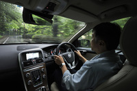 「XC60 D4 SE」を運転する筆者。車内では、ディーゼル特有のエンジン音はあまり気にならない。
    