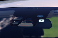 ルームミラーの裏側、フロントガラスの中央に見えるのが「シティー・セーフティ」のレーザーセンサー。