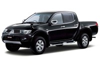 「三菱トライトン」
    