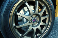 ブレーキディスクローターには、スリット入りの専用開発品を採用。構造と材質を見なおして、4本で7kgの軽量化を実現した。ブレーキホースはステンメッシュだ。