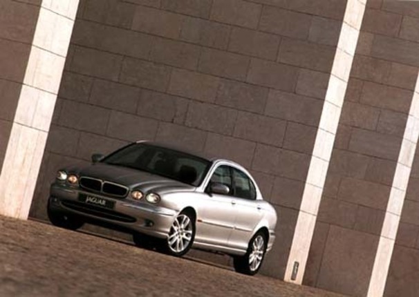【スペック】Xタイプ3.0V6SE：全長×全幅×全高＝4685×1790×1420mm/ホイールベース＝2710mm/車重＝1620kg/駆動方式＝4WD/3リッターV6DOHC24バルブ（234ps/6800rpm、30.0kgm/3000rpm）/車両本体価格＝525.0万円