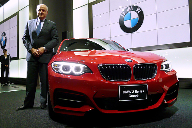 BMWジャパンのアラン・ハリス代表取締役社長と「BMW M235iクーペ」。