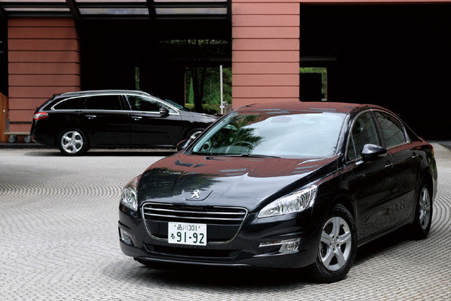 【スペック】508アリュール（写真手前）：全長×全幅×全高＝4790×1855×1455mm／ホイールベース＝2815mm／車重＝1520kg／駆動方式＝FF／1.6リッター直4DOHC16バルブターボ（156ps/6000rpm、24.5kgm/1400-3500rpm）／価格＝374万円（テスト車＝同じ） 