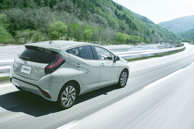 どちらもトヨタの小型ハイブリッド 新型「アクア」と「ヤリス