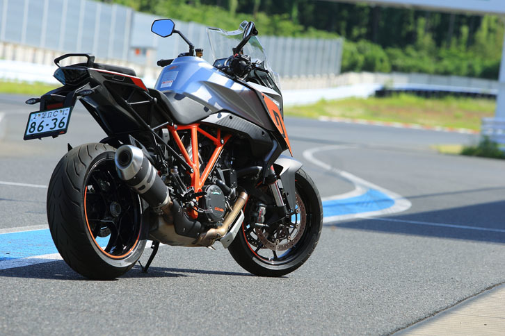 こちらは「1290スーパーデュークGT」。現在のKTMで最大排気量となる1301ccのVツインエンジンを搭載する。