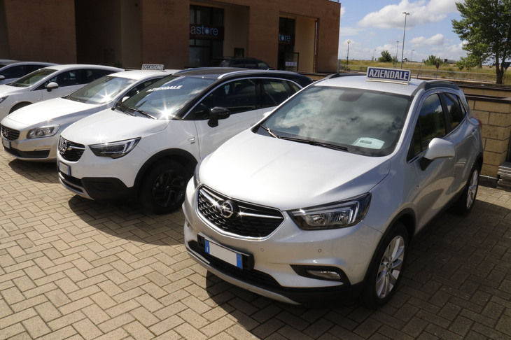 中古車コーナーで。定期的に入れ替える（元）カンパニーカーを示す「Aziendale」は、高年式、低走行距離、好コンディションを暗示する目印だ。