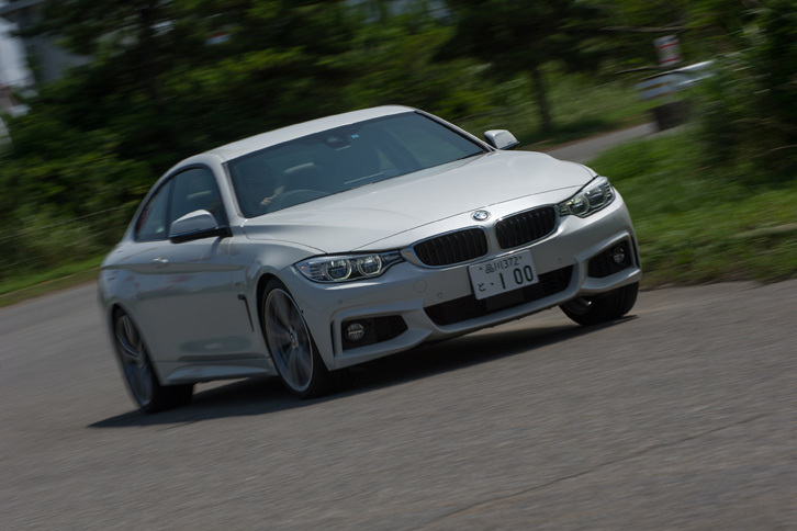 「4シリーズ クーペ」には、グレードごとに「スポーツ」「ラグジュアリー」「Mスポーツ」の3つの仕様が用意されており、Mスポーツには専用チューニングの減衰力可変ダンパーが装備される。