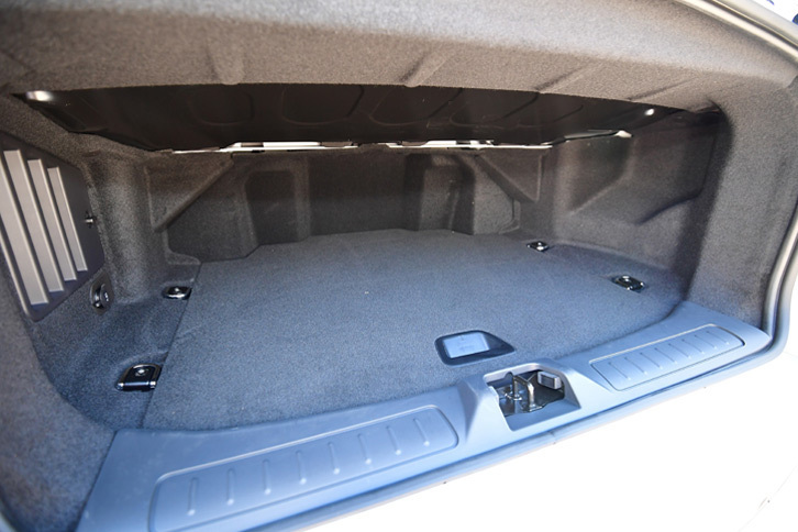 トランク容量は251リッター。ソフトトップを開けても閉めても、容量は変わらない。