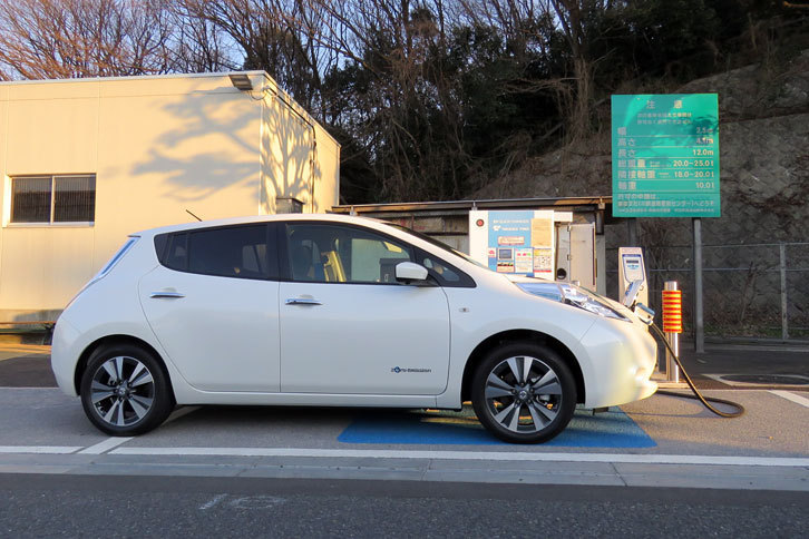 2015年8月末時点で急速充電器は約6000基ある。高速道路のパーキングのすべてに設備があるか否かわからないけれど、過去1年ほどの経験では、急速充電施設のないSA、PAは見ていない。最新型「リーフ」なら航続距離200kmはいけるから、充電の不安から遠出は無理という事態はなくなったと言っていいかも。