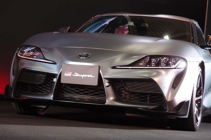 開発がうわさされていた時期、ファンの間で“取り付け位置”が注目されていたフロントのナンバープレートは、ごらんのポジションに定まった。