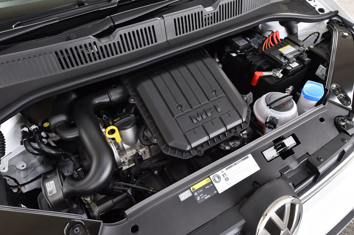 1リッター直3エンジンのスペック（最高出力75ps、最大トルク95Nm）は、マイナーチェンジの前後で変わらない。