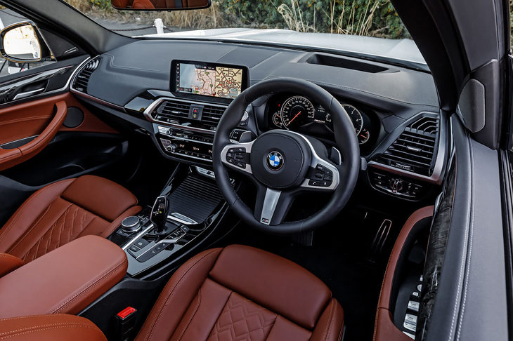 「マルチファンクションMスポーツレザーステアリングホイール」は「X3 M40d」に標準装備されるアイテム。試乗車はオプションの「イノベーション・パッケージ」を装備し、ジェスチャーでオーディオなどがコントロール可能だった。